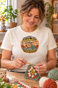 Sfeerbeeld: vrouw haakt een granny square met Haakgeluk op haar shirt