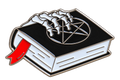 Zwart boek met pentagram, skelethand en rode bladwijzer – vrijstaande voorzijde