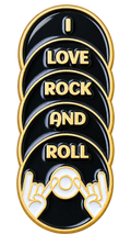 Zwarte platen met goudkleurige tekst I love rock and roll en witte handen, vrijstaande voorzijde