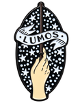 Hand met toverstaf, witte sterren en een lint met de tekst Lumos, voorzijde