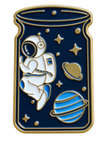Astronaut tussen sterren en planeten in een donkerblauw potje, voorzijde