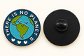 Pin P3-18: There Is No Planet B, voorzijde en achterkant met sluiting