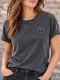 Peace teken strass patch op de borst van een donkergrijs shirt