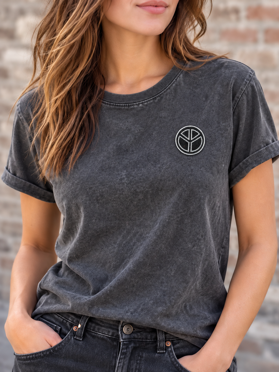 Peace teken strass patch op de borst van een donkergrijs shirt