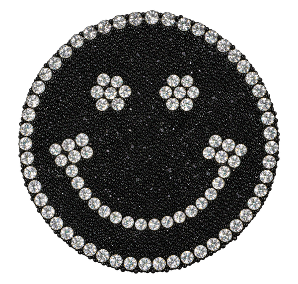 Zwarte smiley strass patch met zilverkleurige rand en bloemvormige ogen, vrijstaand