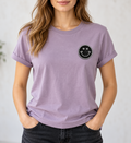 Zwarte smiley strass patch op een lavendelkleurig shirt