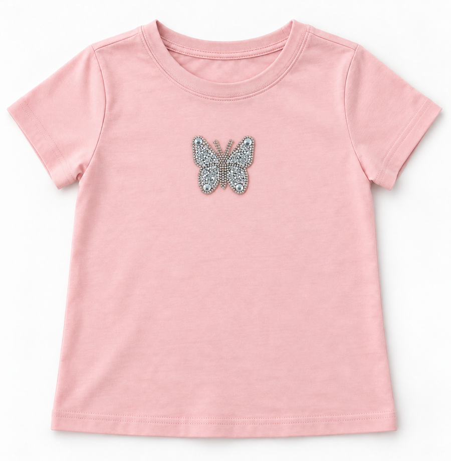 Zilveren vlinder strass patch van 6,2 × 6,2 cm op een roze shirt