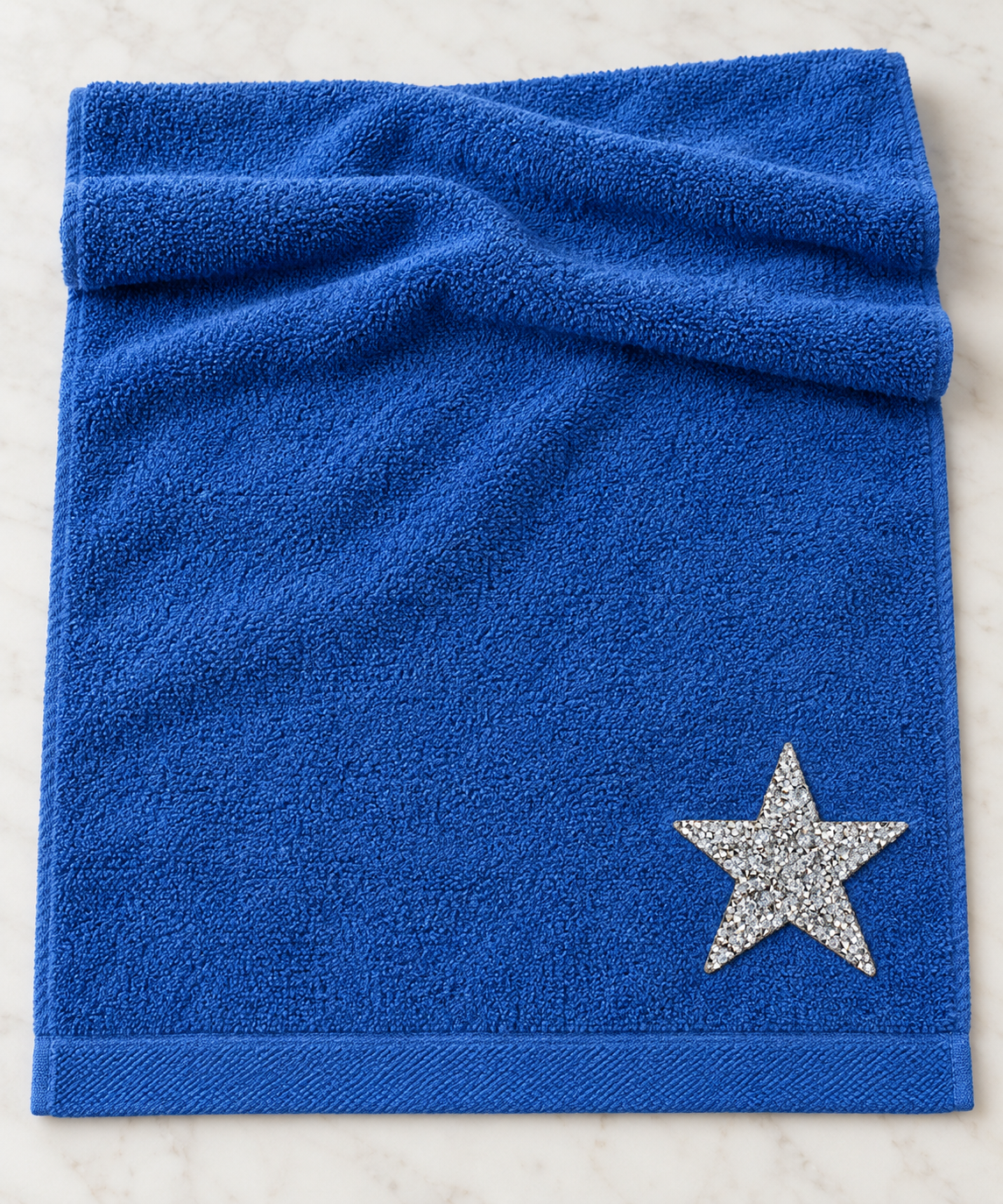 Middelgrote zilveren ster strass patch op een blauwe handdoek – SP0043