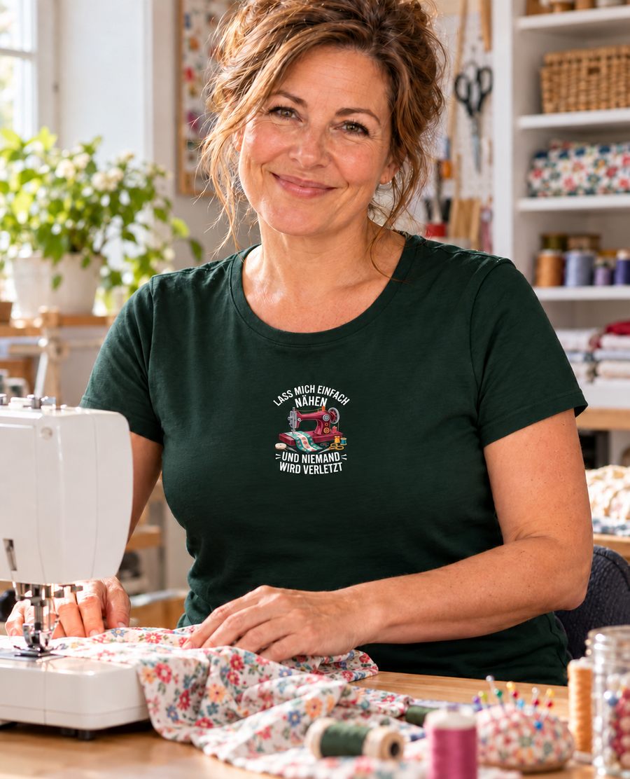 Illustratief gebruiksvoorbeeld V44: vrouw aan haar naaimachine met een kleine witte-tekstapplicatie op een donkergroen shirt