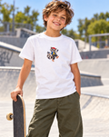 Sfeerbeeld: jongen met skateboard en de Stoere wasbeer als kleine applicatie op zijn shirt.