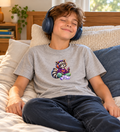 Sfeerbeeld: jongen luistert ontspannen naar muziek op bed, met de Chille wasbeer als kleine applicatie op zijn T-shirt.