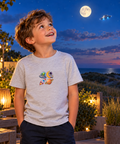 Sfeerbeeld: jongetje met de kleine Ruimtevrienden-applicatie op zijn shirt kijkt naar de maan en een fantasieruimteschip.