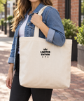 Vrouw met spijkerjasje en ruime stoffen tas met een kleine Limited Edition applicatie