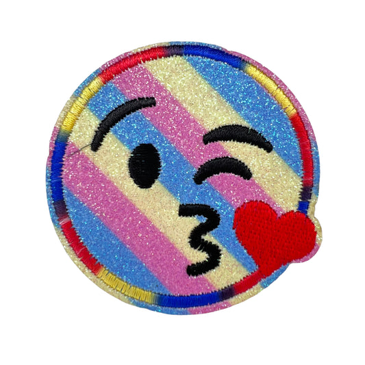 P0016-smiley-die-een-hartjes-kus-geeft-patch