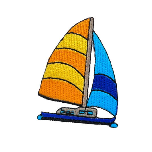 P0123-zeilboot-met-oranje-en-blauw-zeil-patch