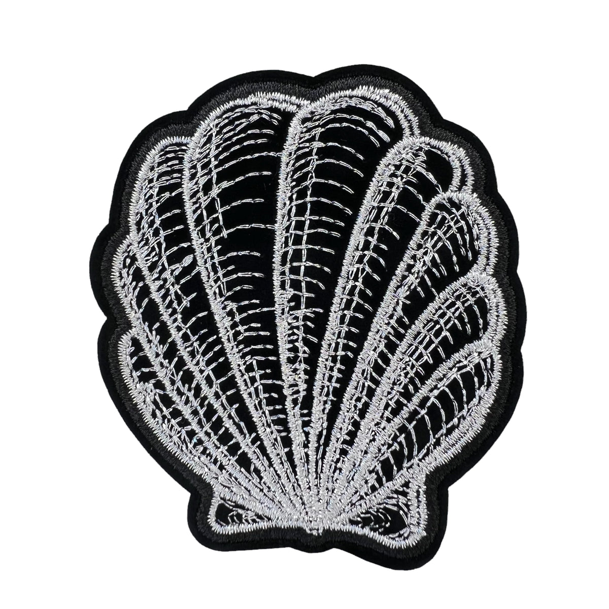 P0125-zwarte-zeeschelp-met-zilveren-accenten-patch