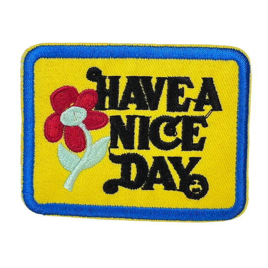 P0138-have-a-nice-day-met-bloem-op-gele-achtergrond-patch