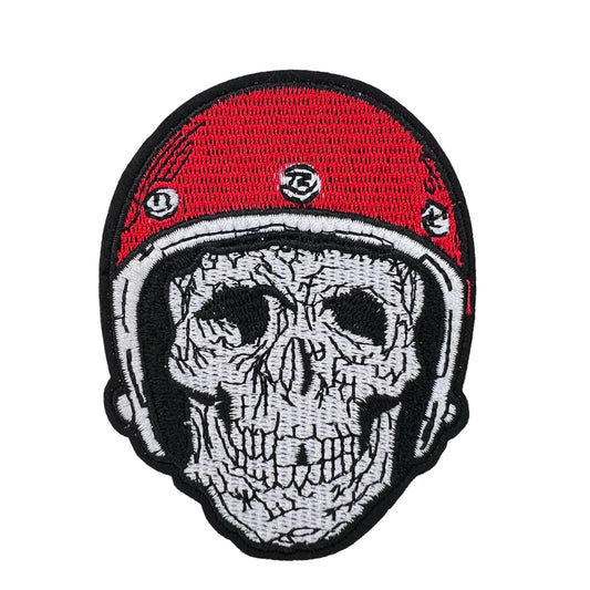 P0182-grijze-skull-met-rode-helm-patch