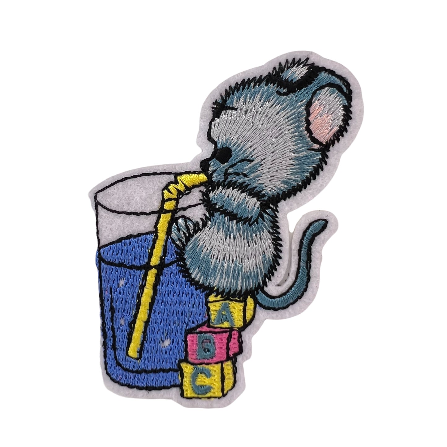 P0361-muisje-drink-met-rietje-uit-glas-patch