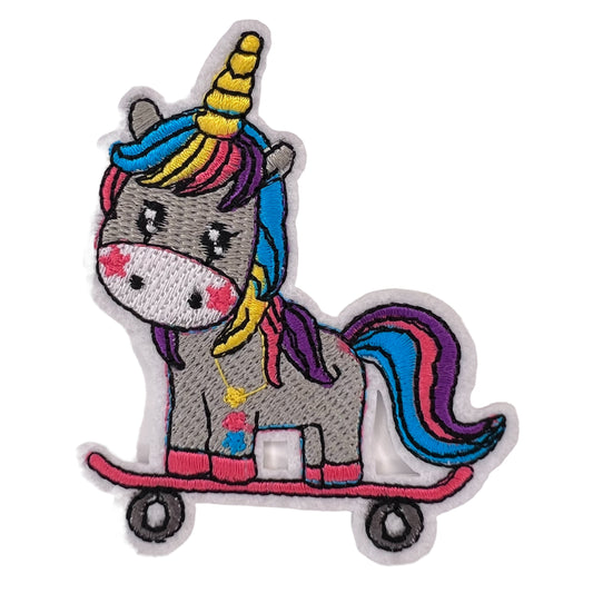 P0365-grijze-eenhoorn-met-gekleurde-manen-op-skatebord-patch