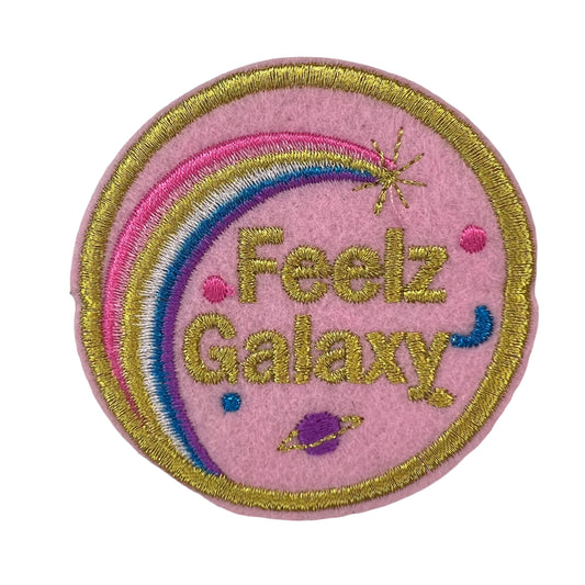 P0413-feelz-galaxy-met-regenboog-op-roze-achtergrond-patch.jpg