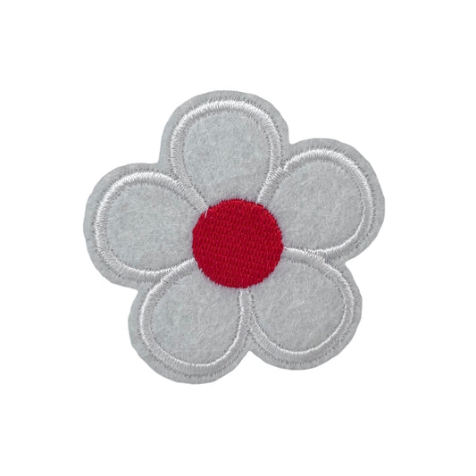 P0474-wit-bloemetje-met-ornaje-hart-patch