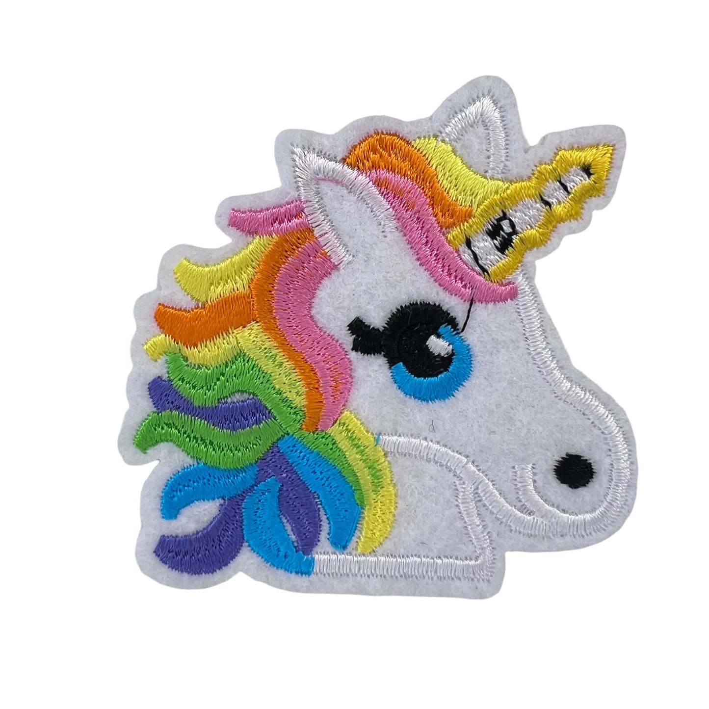 P0494-wit-eenhoorn-hoofd-met-regenboog-manen-patch