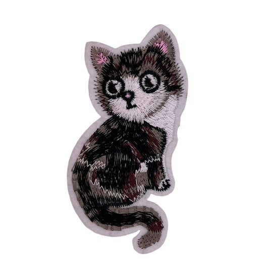 P0557-grijs-bruin-witte-kat-patch