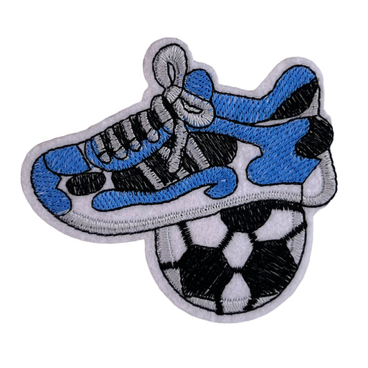 P0658-blauw-met-witte-voetbalschoen-met-voetbal-patch